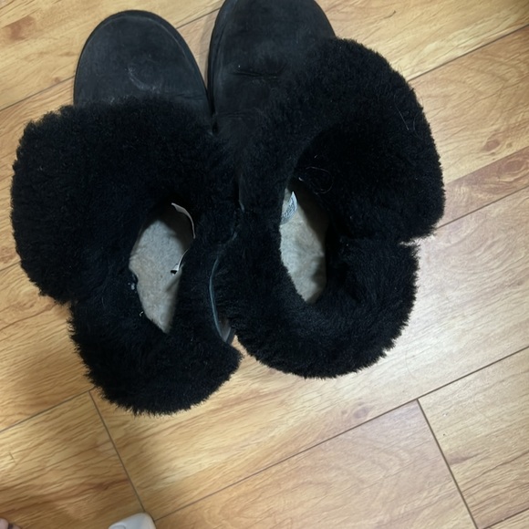 super comfortable good condition clean inside UGG bootie smoke & pet free home - Picture 5 of 6